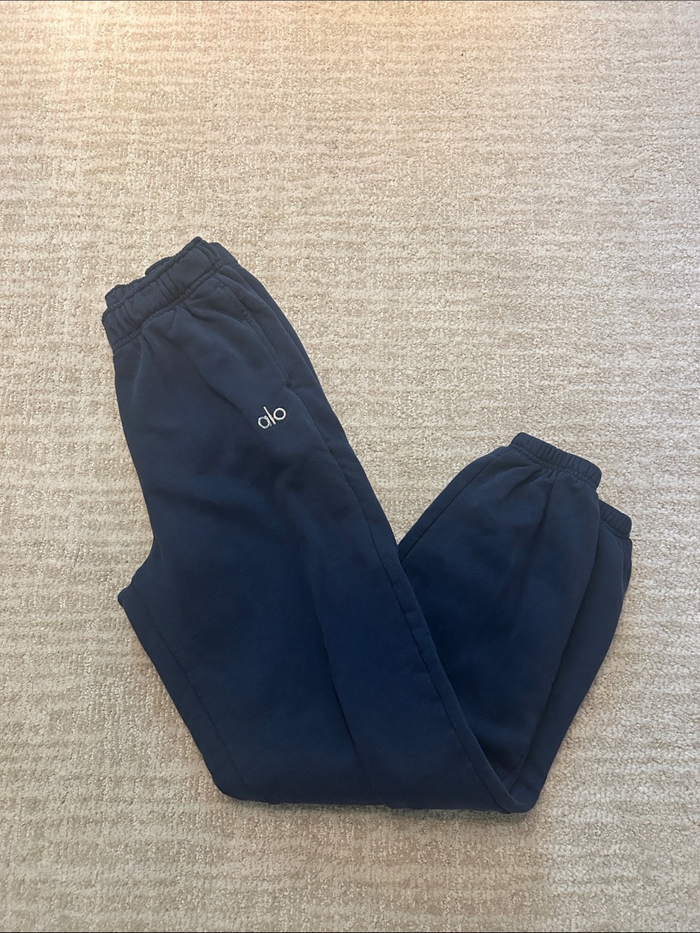 Alo yoga accolade sweatpants in navy